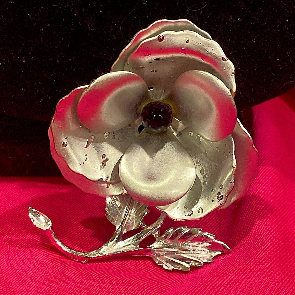 Celebrity Nee York Silver Tine Metal Glower Brooch. Layers Has Dew on it. lol